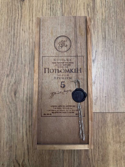 Подарункова коробка Бренді Потьомкін Преміум 5 років витримки 0.5 л