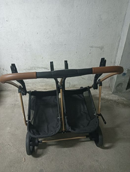 Carrinho de gêmeos