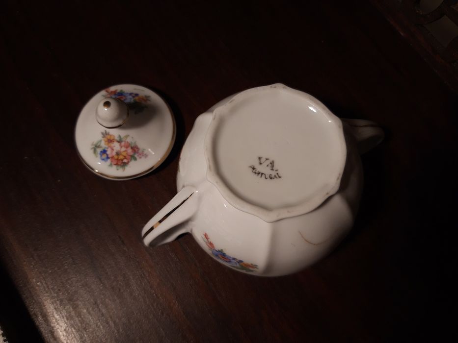 Açucareiro de porcelana da Vista Alegre, decorado com motivos florais