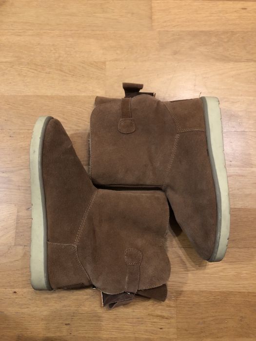 Botas com pêlo castanhas