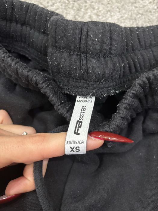 Czarne dresy damskie modne