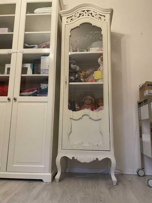 Witryna biala na gietych nogach azurowa