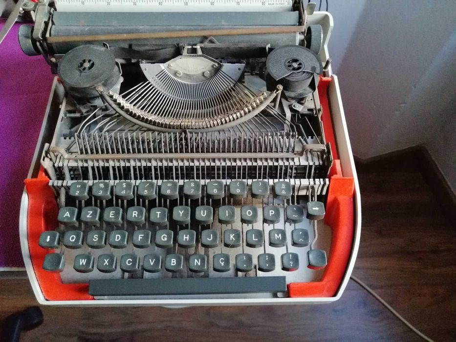 Máquina de escrever antiga, de fita, ainda a funcionar
