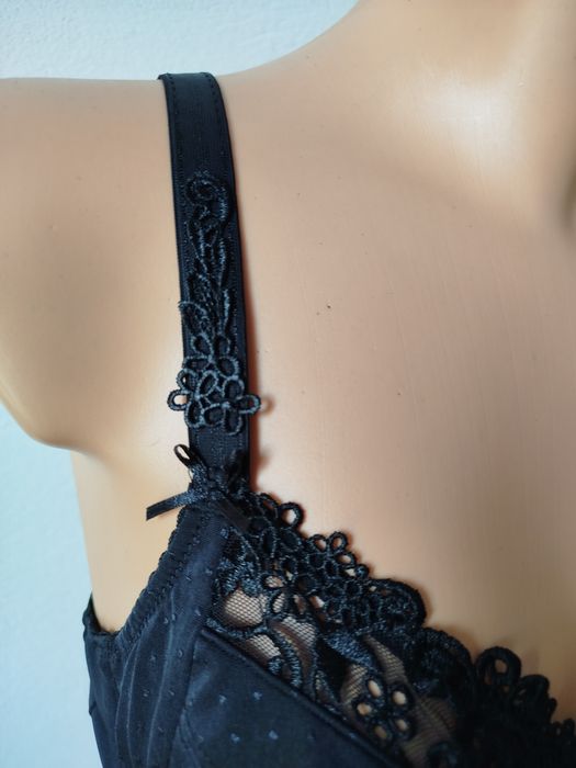 Czarne modelujące body 75 B, M/L.