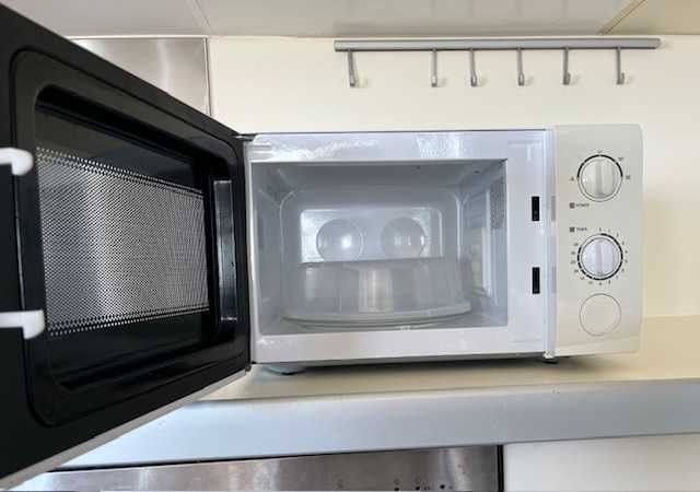 Forno micro-ondas quase novo