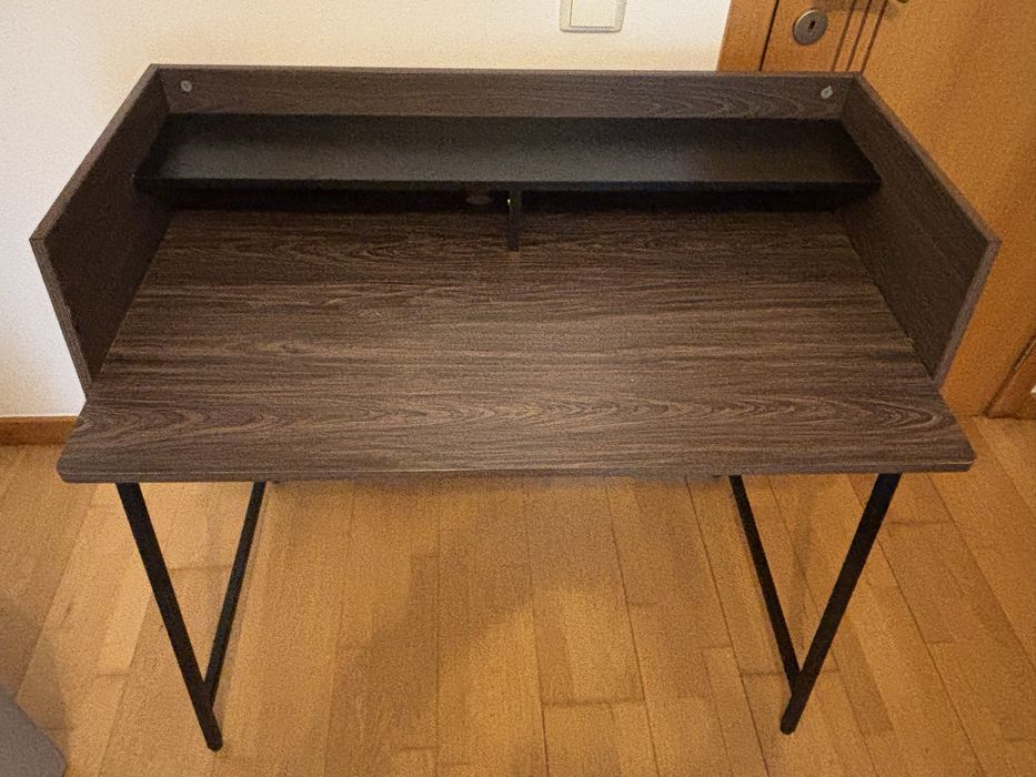 Secretária de trabalho com prateleira