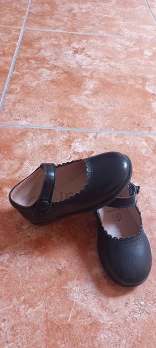 Sapato em pele de menina 23