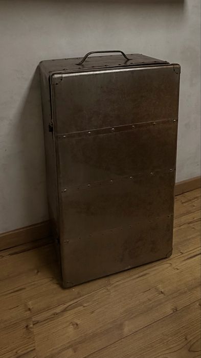 Cómoda/Cabinet Vintage Industrial em Metal – Estilo Mala de Viagem