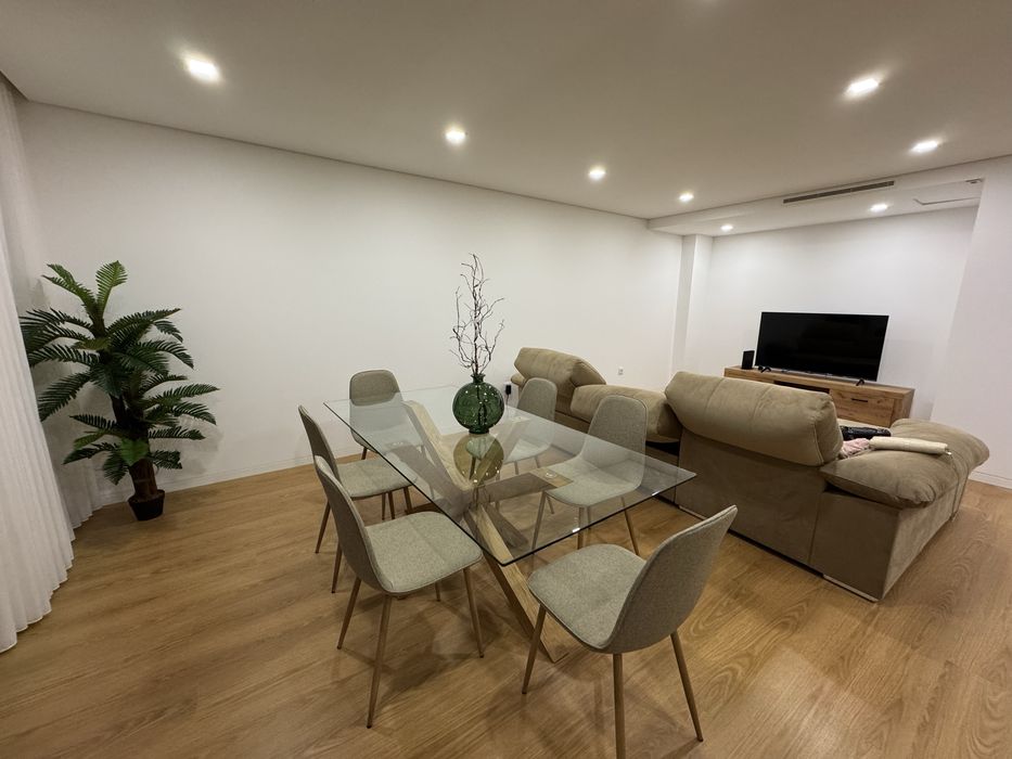 Messa mais cadeiras como nova