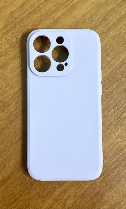 Фиолетовый чехол на iPhone 14 pro