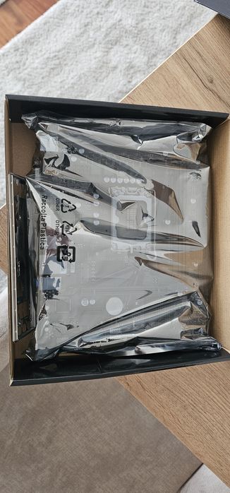Gigabyte H610M H V3 DDR4 - muito bom estado
