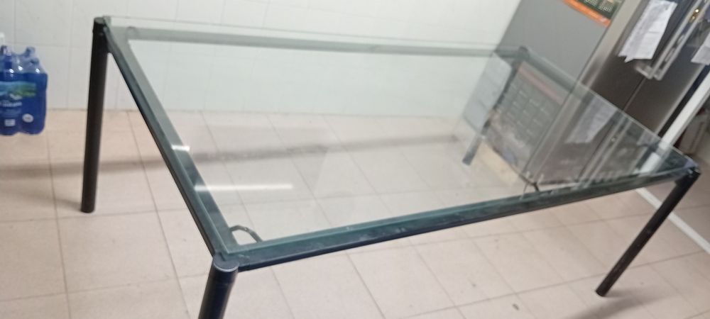 Mesa com tampo de vidro