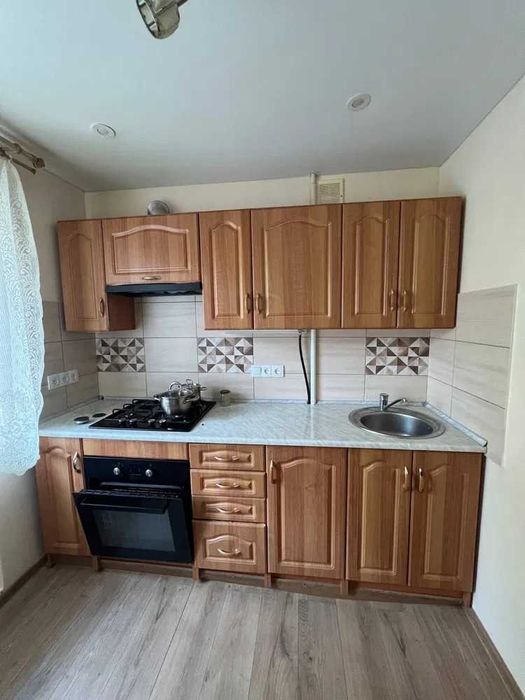 Продам 2-кімнатну квартиру на вул. Віктора Мерзленка, 12.