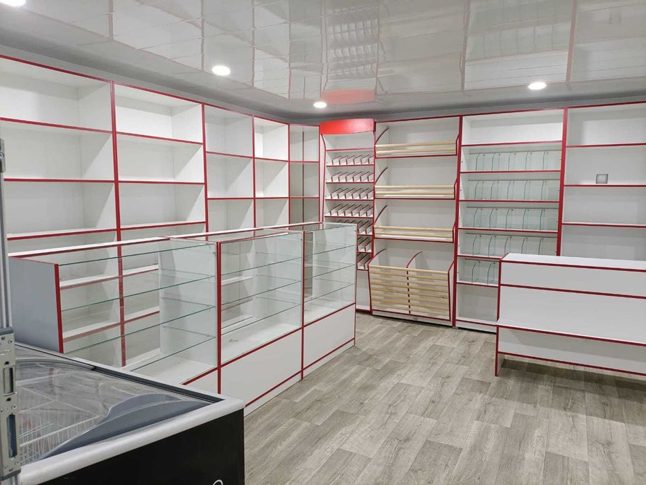 Прилавок/касовий стіл, вітрина для магазину.