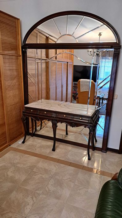 Móvel Aparador com tampo de pedra e espelho grande