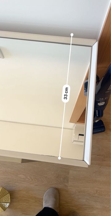 Movel bege com detalhes em dourado