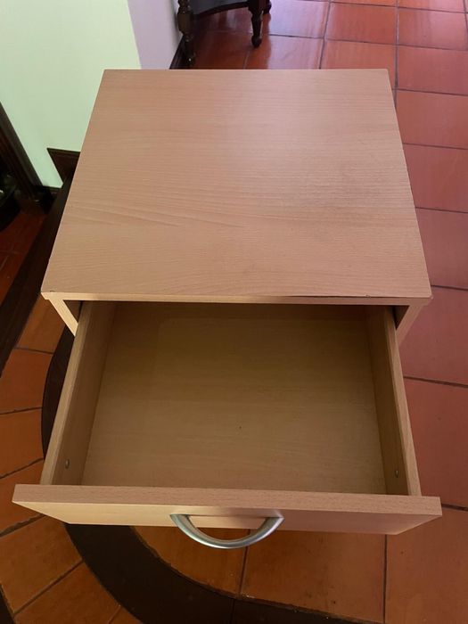 Mesa de cabeceira com rodas