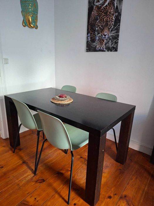 Vendo mesa  de madeira com cadeiras