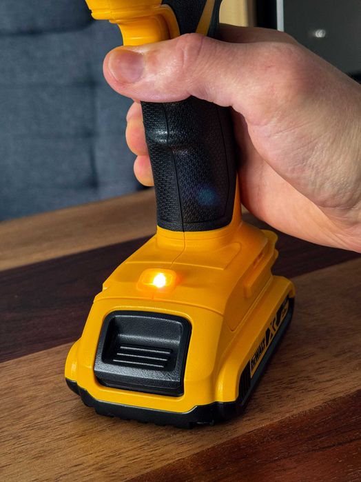 Opalarka z Blokadą Spustu EKRAN LCD Regulacja 550º Na Baterie DEWALT