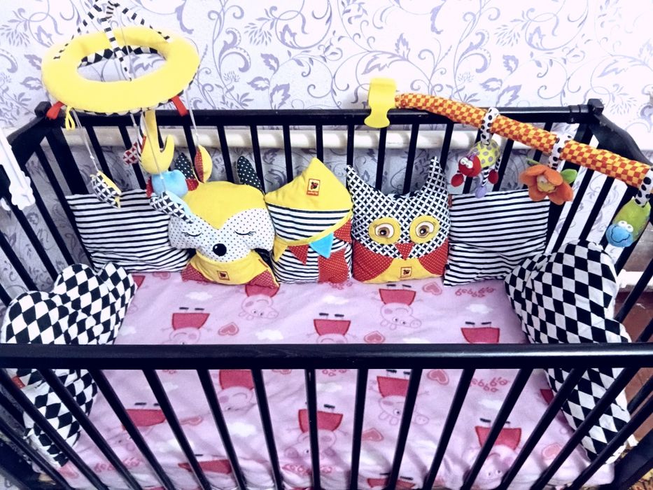 Продам  бардюрчики мобиль ,подческа в детсаую кроватку.