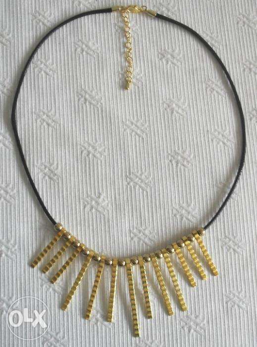 Colar preto e dourado, novo