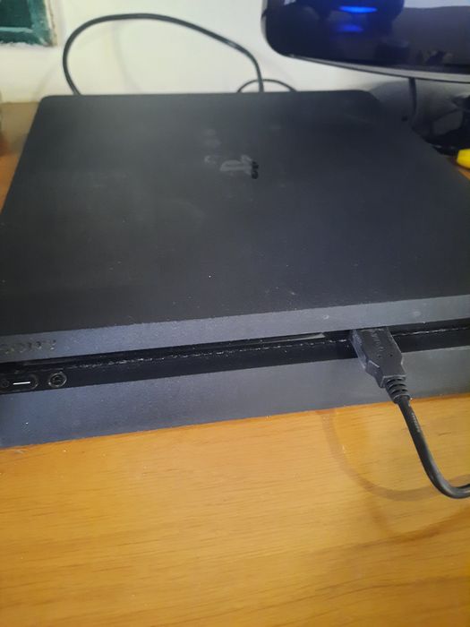 Ps4 1 tb versão 13.50 1 comando e 1 jogo