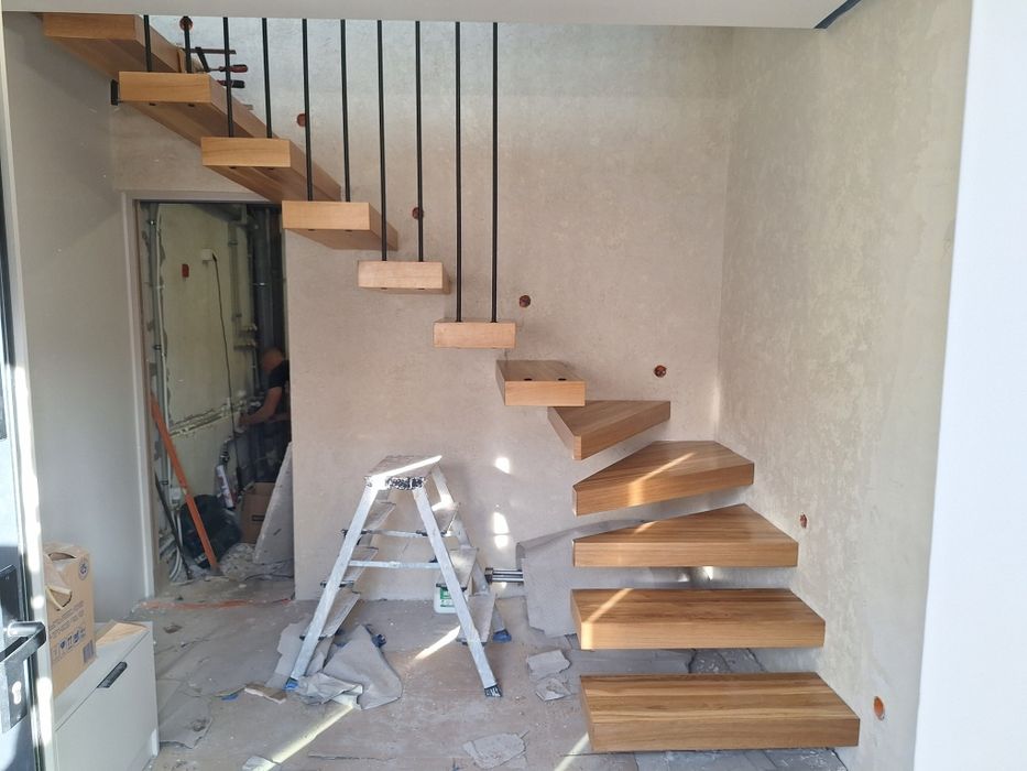 Schody wewnętrzne metal-drewno w stylu loft.