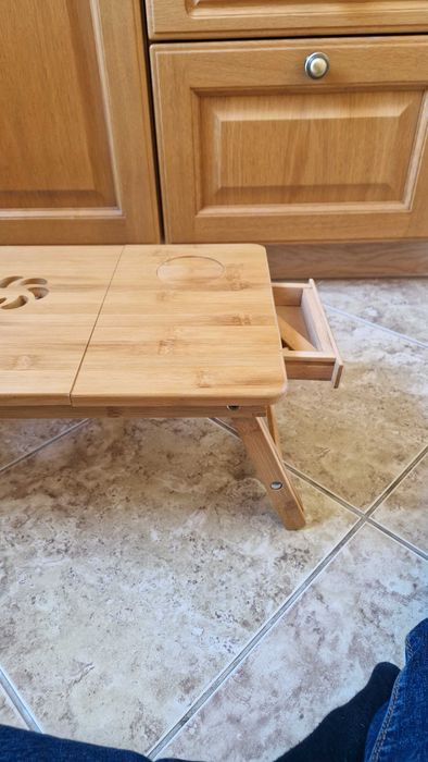 Drewniany stolik pod laptopa