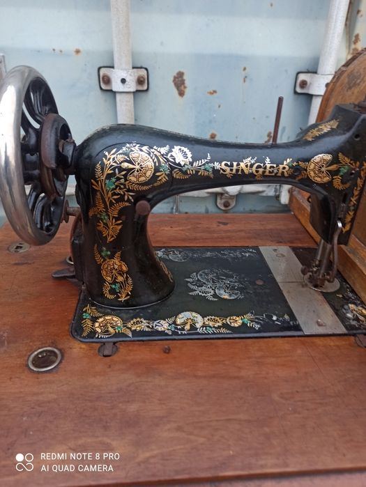 Antyczna maszyna do szycia Singer – kompletna, na żeliwnym stojaku