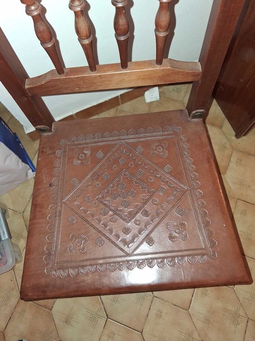 Cadeiras de madeira e pele