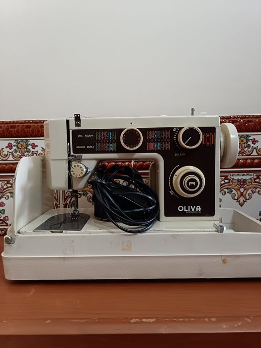 Máquina custura Oliva portátil.