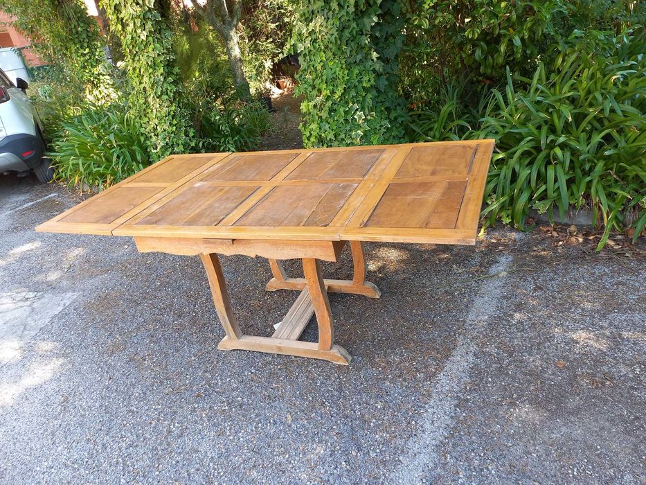 Mesas de madeira dobráveis em bom estado