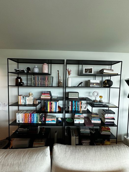 Duas estantes Área - preto