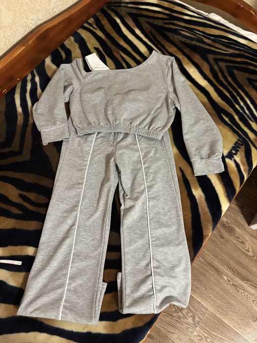 Костюм на дівчинку 10-11 років