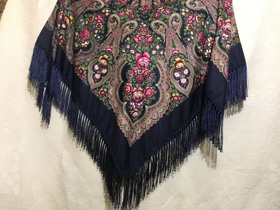 Платок - шаль шерстяной с бахромой новый