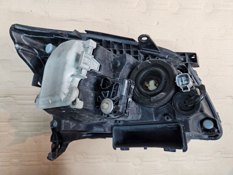toyota avensis t25 03-06 lampa przód lewy