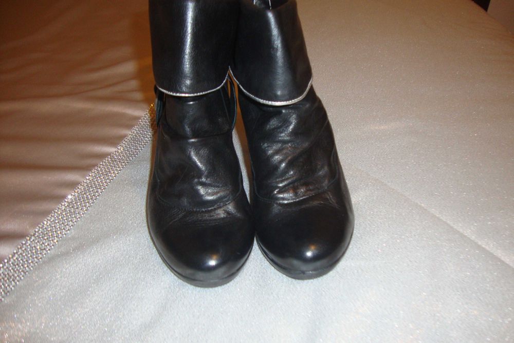 Botas pretas em pele baixa de preço enorme