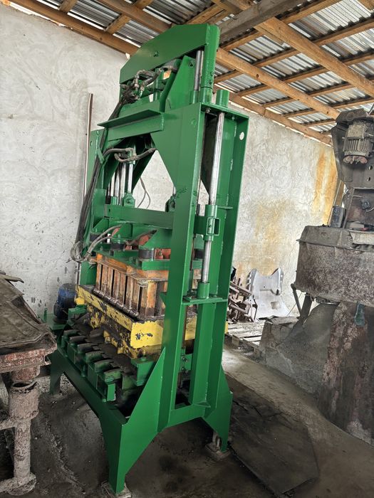 Вібропрес для виготовлення бетоних блоків та тротуарноі плитки