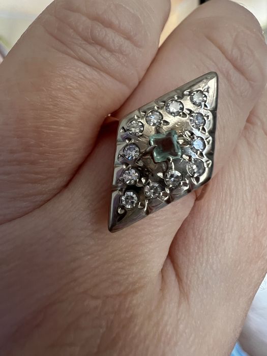 Золотое кольцо 583 пр.с бриллиантами и уральским изумрудом