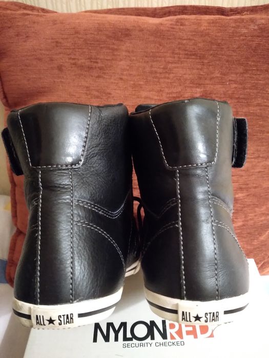 Buty oryginalne conversy czarne nowe ze skóry na wiosnę i jesień