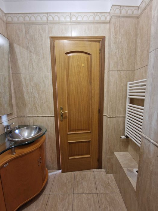 Porta em Madeira (aduelas, guarnições incluído)