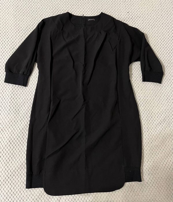 Жіноча чорна сукня