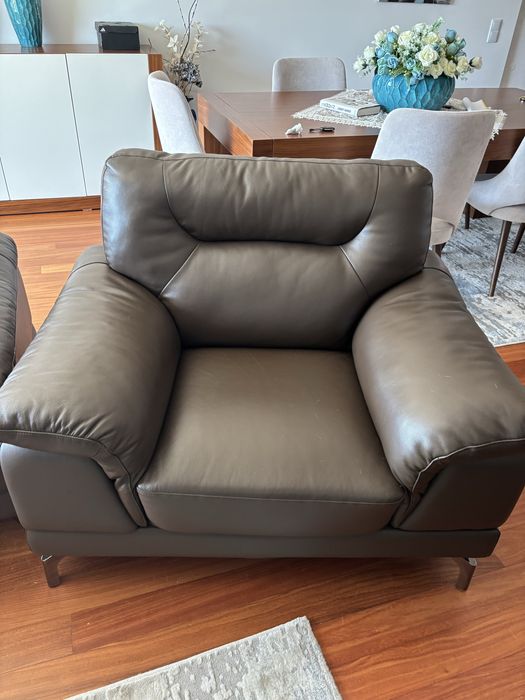 Conjunto de Sofás em Pele Genuína – Excelente Estado