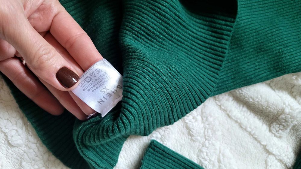 Ciemnozielony prążkowany sweter z golfem 34 XS
