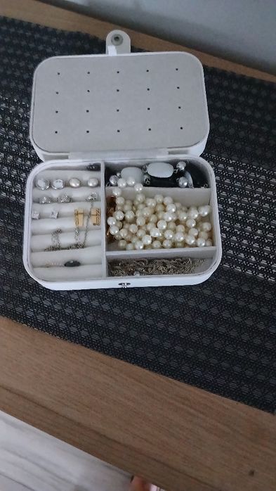 Kuferek na biżuterię