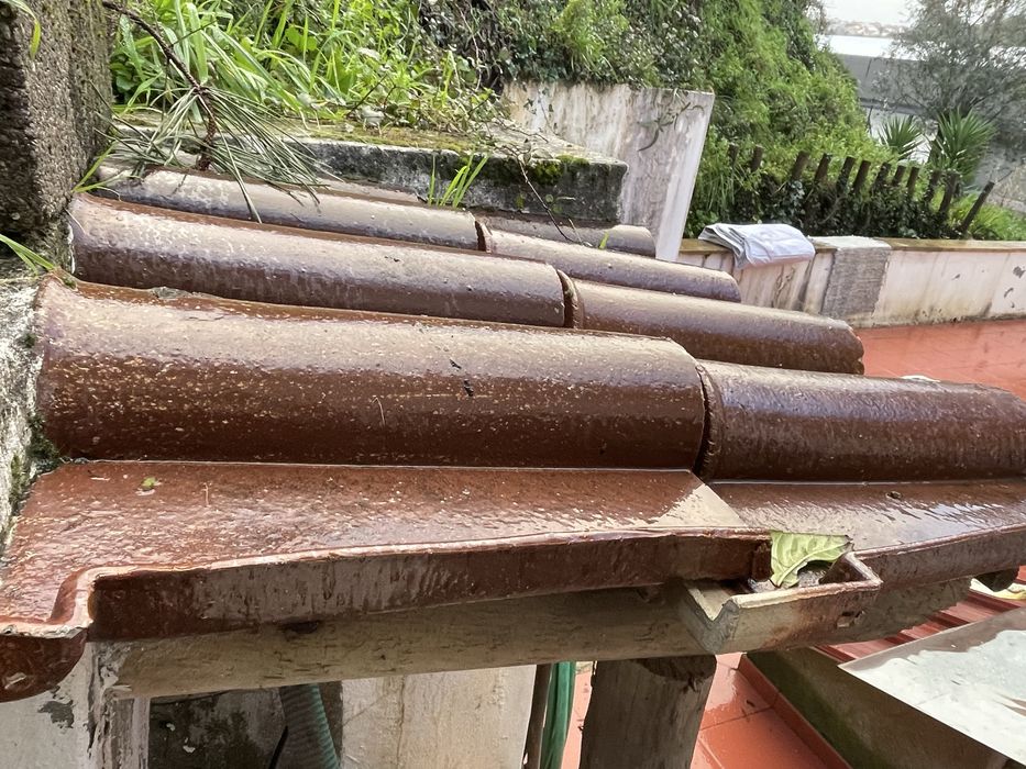 Telha castanha vidrada Umbelino Monteiro