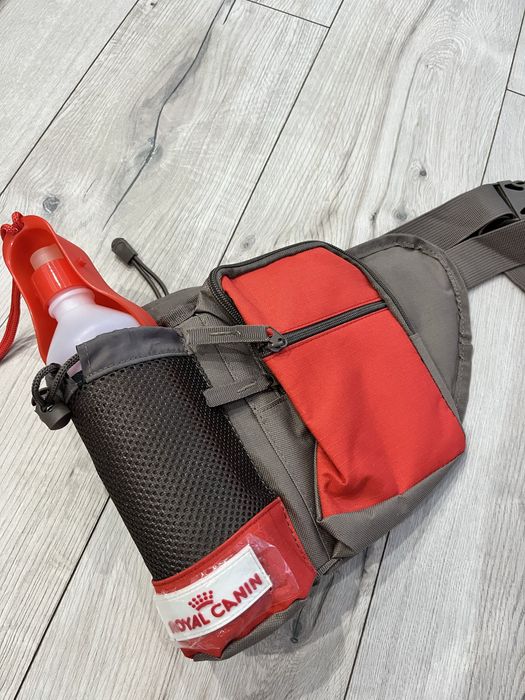 Сумка Royal Canin через плече з пляшкою