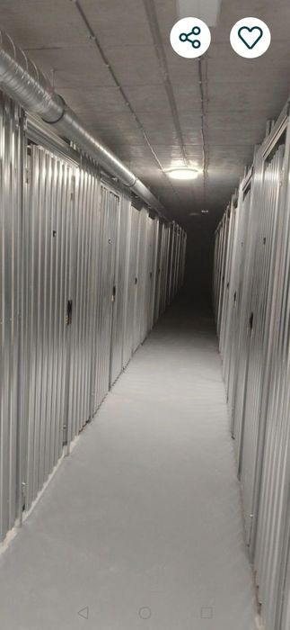 Komurka lokatorka, Magazyn