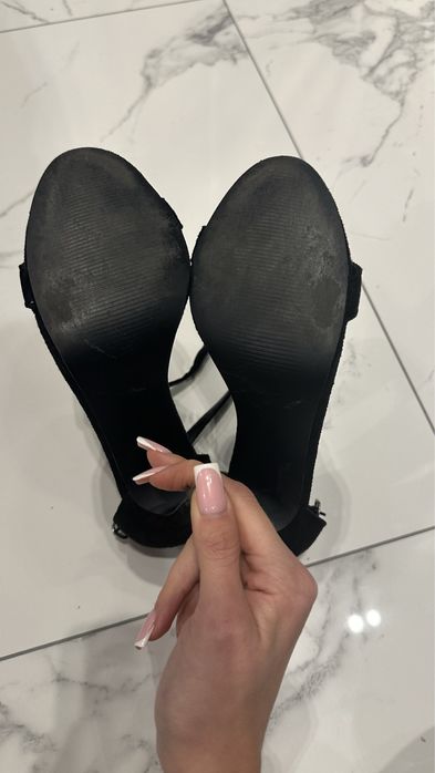 Босоножки черные классика