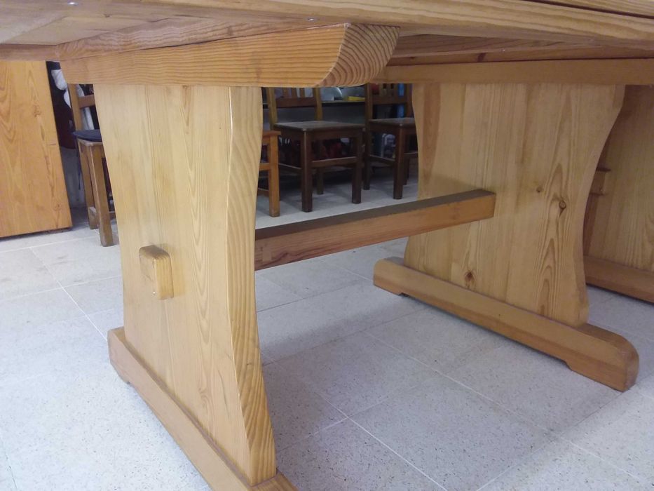 mesa em pinho maciço extensivel para 12 pessoas usada 1 vez